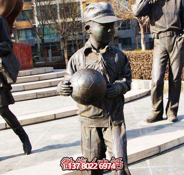 鑄銅雕塑，點綴小學廣場，傳遞小學生足球精神