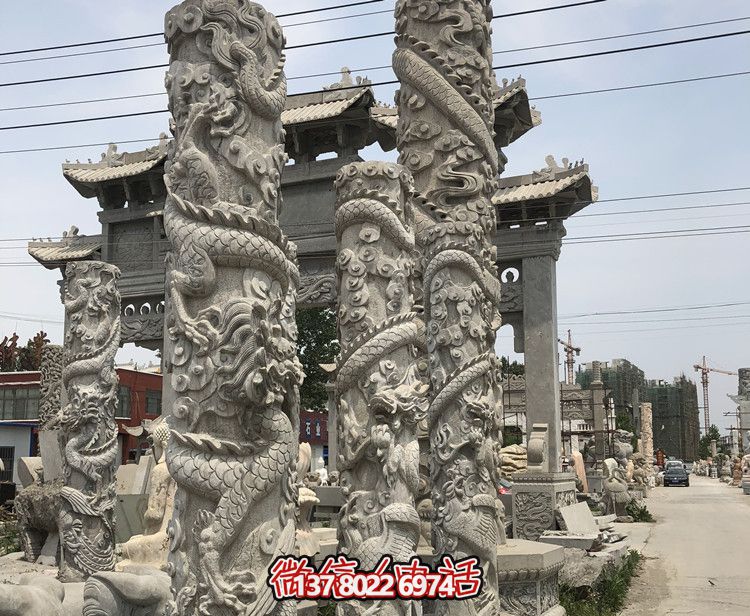 精美石雕龍柱擺件，為寺院景觀增添華麗風采