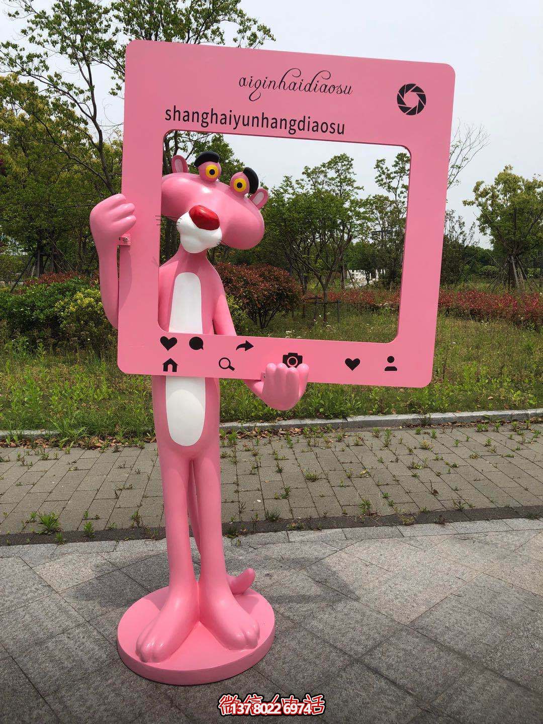 海邊粉紅樹(shù)脂豹雕塑捕捉海洋的靈魂