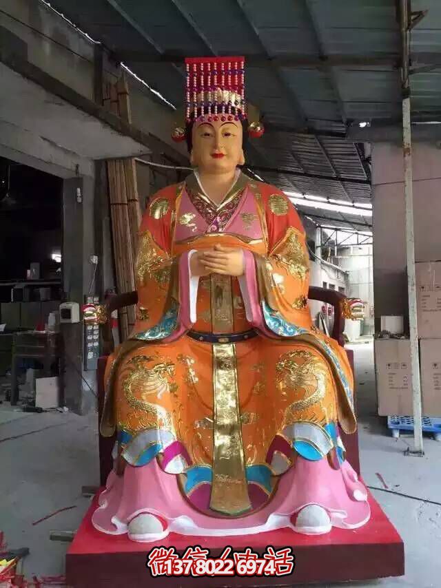 王母娘娘純銅雕塑，屹立于寺廟之中