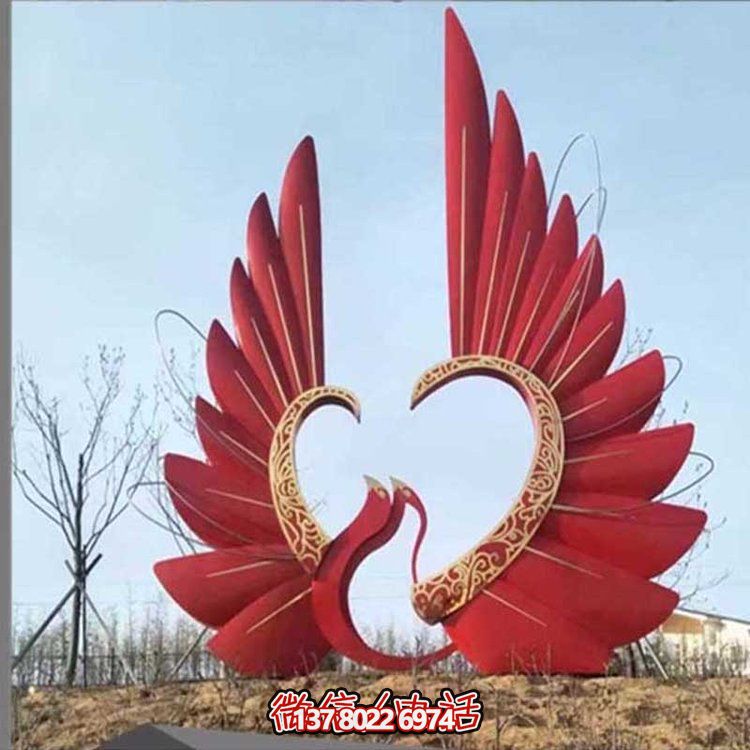 大型不銹鋼彩繪抽象鳳凰雕塑，為公園燈光亮化景觀