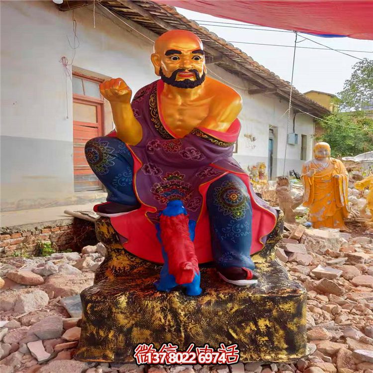 精美絕倫的玻璃鋼彩繪貼金十八羅漢雕塑，讓寺廟更加輝煌