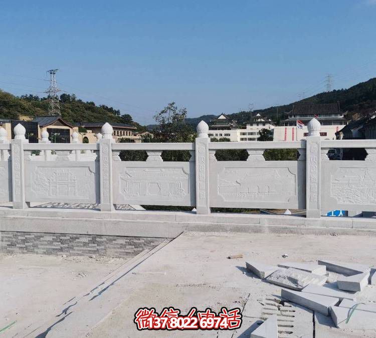 精美大理石雕塑，飾以圍欄的戶外河道裝飾