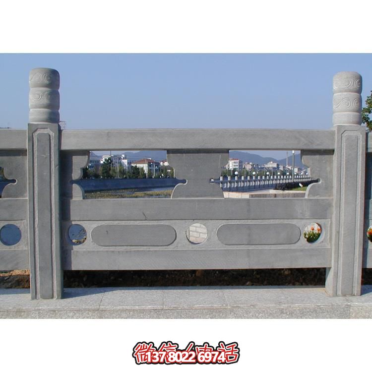 青石雕刻欄桿欄板，點綴美麗河道