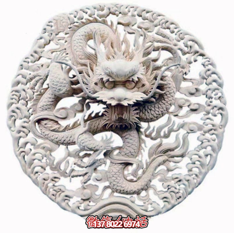 精美龍紋浮雕裝飾大門，點綴祠堂大門口