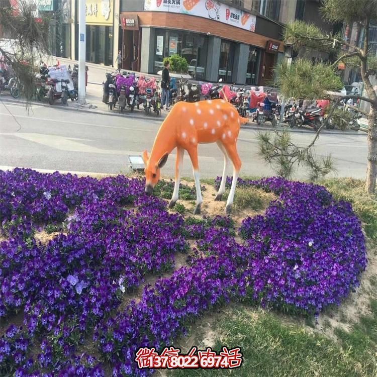 仿真鹿雕塑，在草叢中擺放，玻璃鋼打造