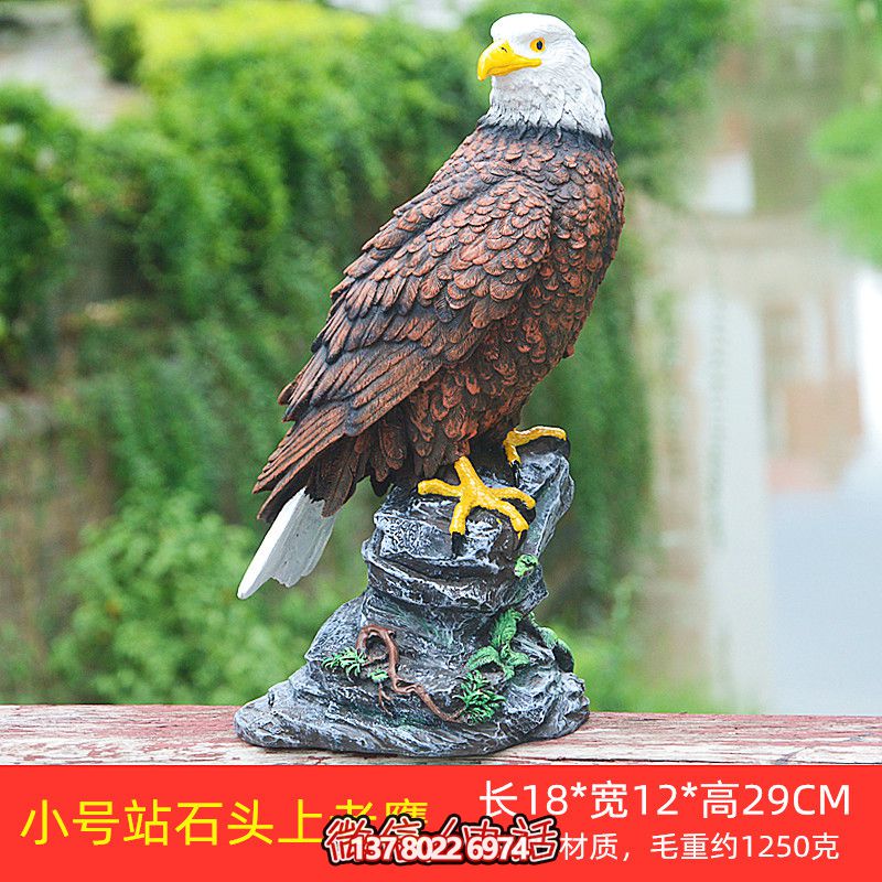 石頭藝術老鷹雕塑，點綴花園站