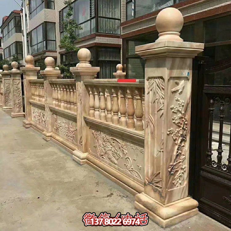 紅色浮雕圍墻欄板裝點別墅，守護晚霞之美