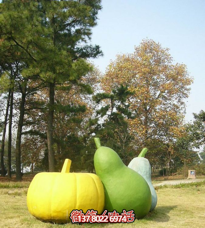 玻璃鋼雕塑，彩繪南瓜點(diǎn)綴戶(hù)外草坪