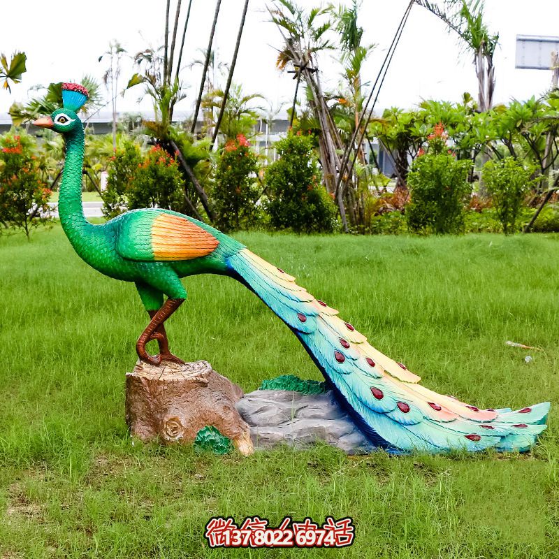 玻璃鋼彩繪孔雀雕塑——宛如草地上行的視覺(jué)盛宴