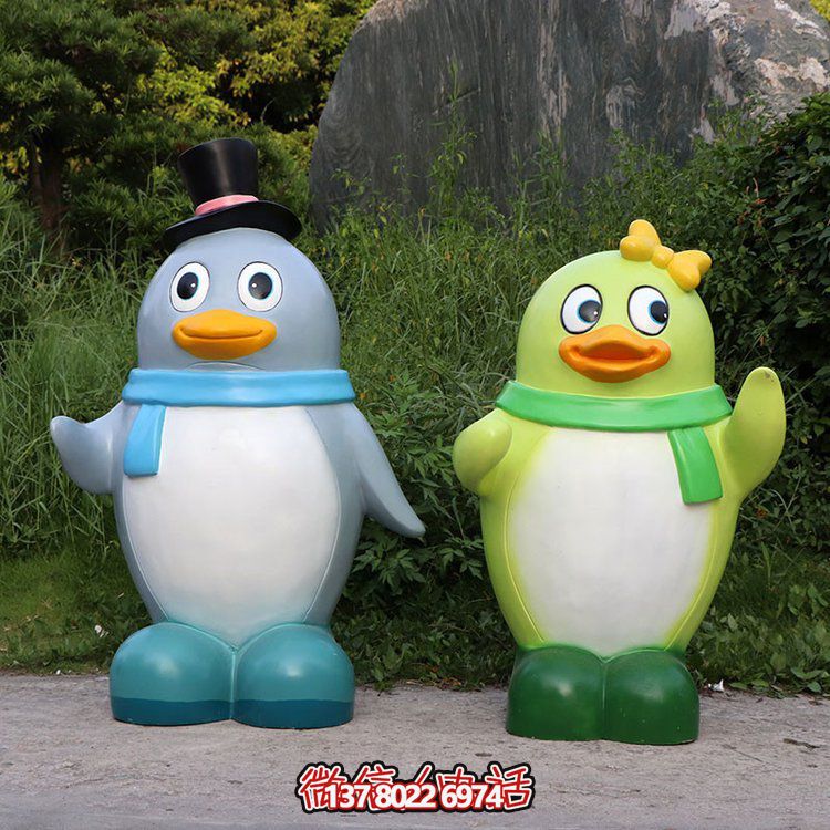 玻璃鋼彩繪企鵝景觀公仔，為幼兒園戶外擺件