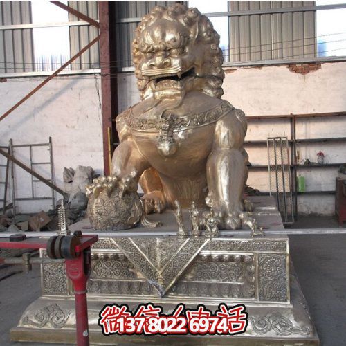 仿古銅噴金獅子雕塑，玻璃鋼大型戶外裝飾