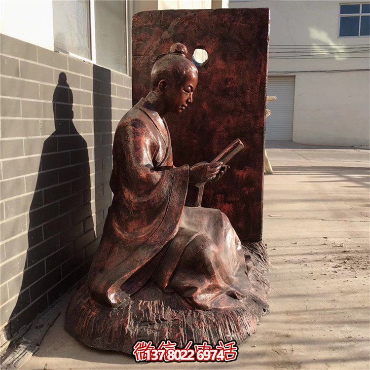 創(chuàng)意銅雕鑿人物看書借光雕塑，點亮景區(qū)美好氛圍