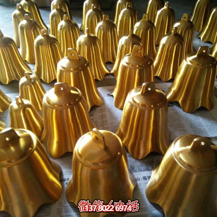 純銅雕塑銅鐘，點綴寺廟景觀