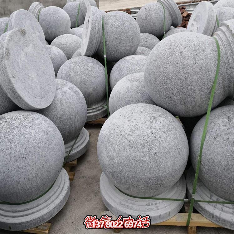 精美石雕車阻，點綴公園美景