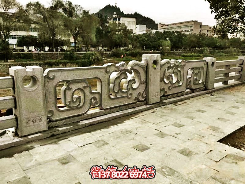 大理石石欄桿鏤空雕塑，讓湖邊的裝飾更加完美