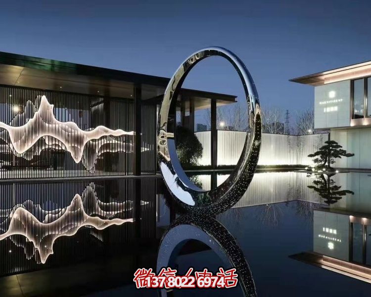 不銹鋼圓環雕塑，點綴園林別墅水池
