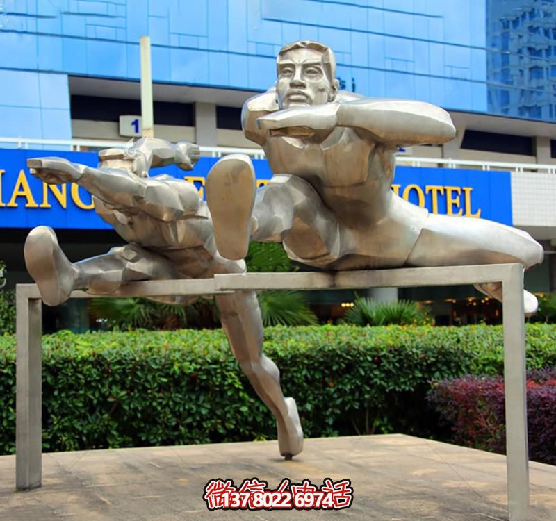 高科技不銹鋼跨欄雕塑裝置，傳承體育運動主題人物