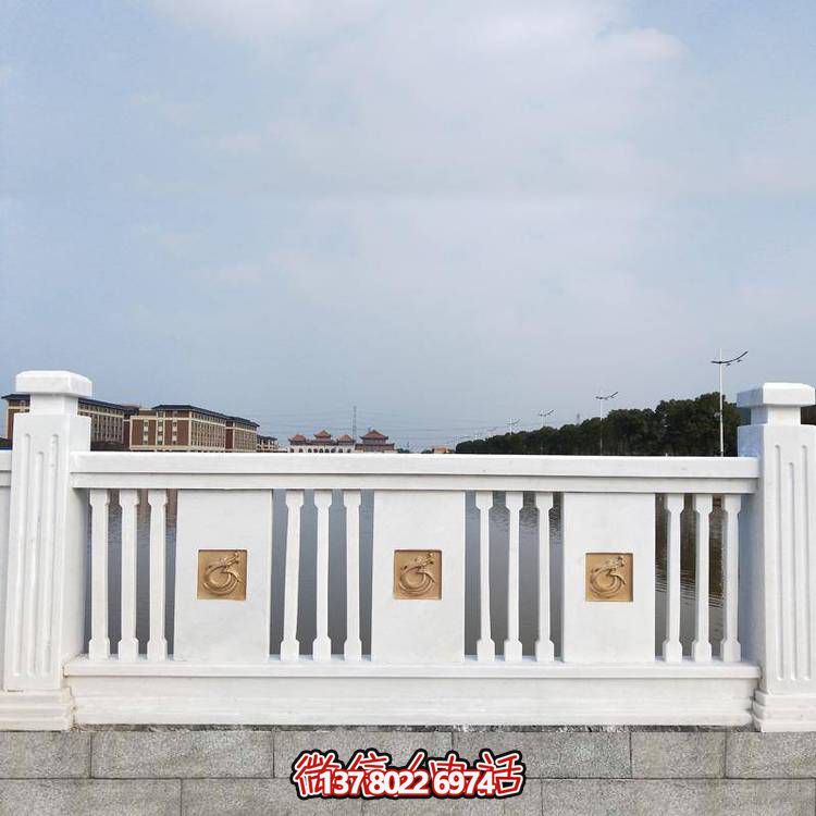 “羅馬柱式漢白玉歐式欄桿，為河道邊裝飾和防護(hù)”