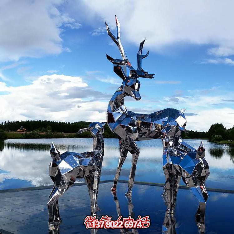 高聳入云的不銹鋼精美幾何雕塑，將公園景觀提升一個新境界