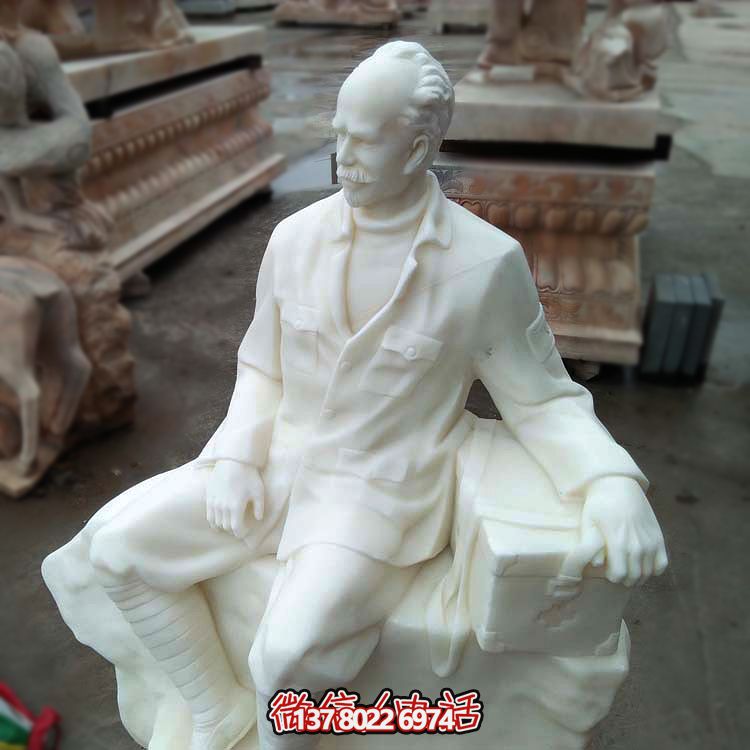 以白求恩精神為原型，漢白玉雕刻的護士坐姿雕塑