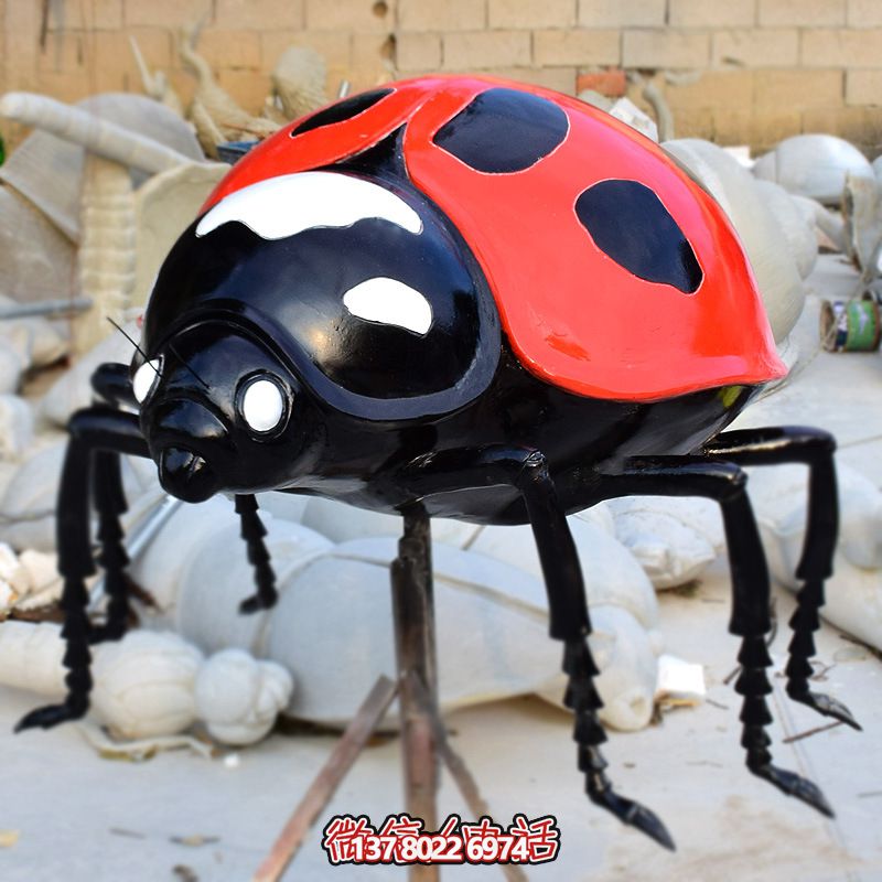 游樂(lè)場(chǎng)擺放的紅色玻璃鋼彩繪瓢蟲(chóng)雕塑