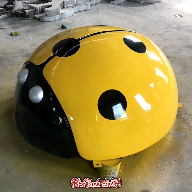 草地上擺放的一只黃色玻璃鋼彩繪瓢蟲(chóng)雕塑