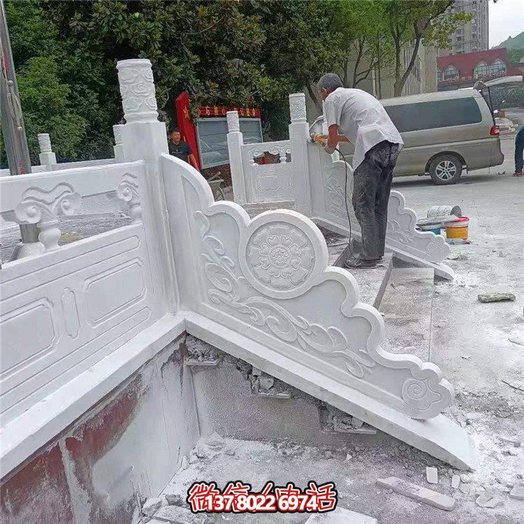 漢白玉旗臺(tái)欄板欄桿安裝，細(xì)節(jié)打磨處理