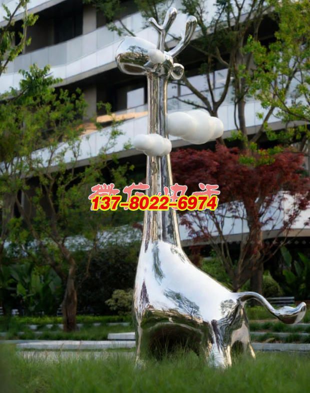 《云棲靈鹿》：鏡面銀鹿載云而立，融現代建筑與自然意趣的創意景觀