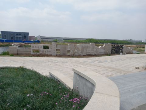 蘆葦湖景墻：鳴琴戴星，長26米，高2